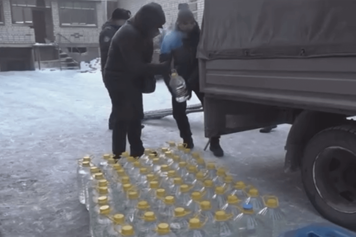 Тысячу литров суррогатного алкоголя сняли на видео в Абайской области (ВИДЕО)