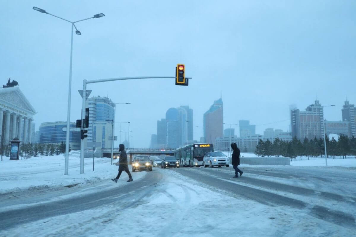 Погода астана казахстан на 10. Снег. Астана климат. Сугробы в Астане. Снегопад в Астане.