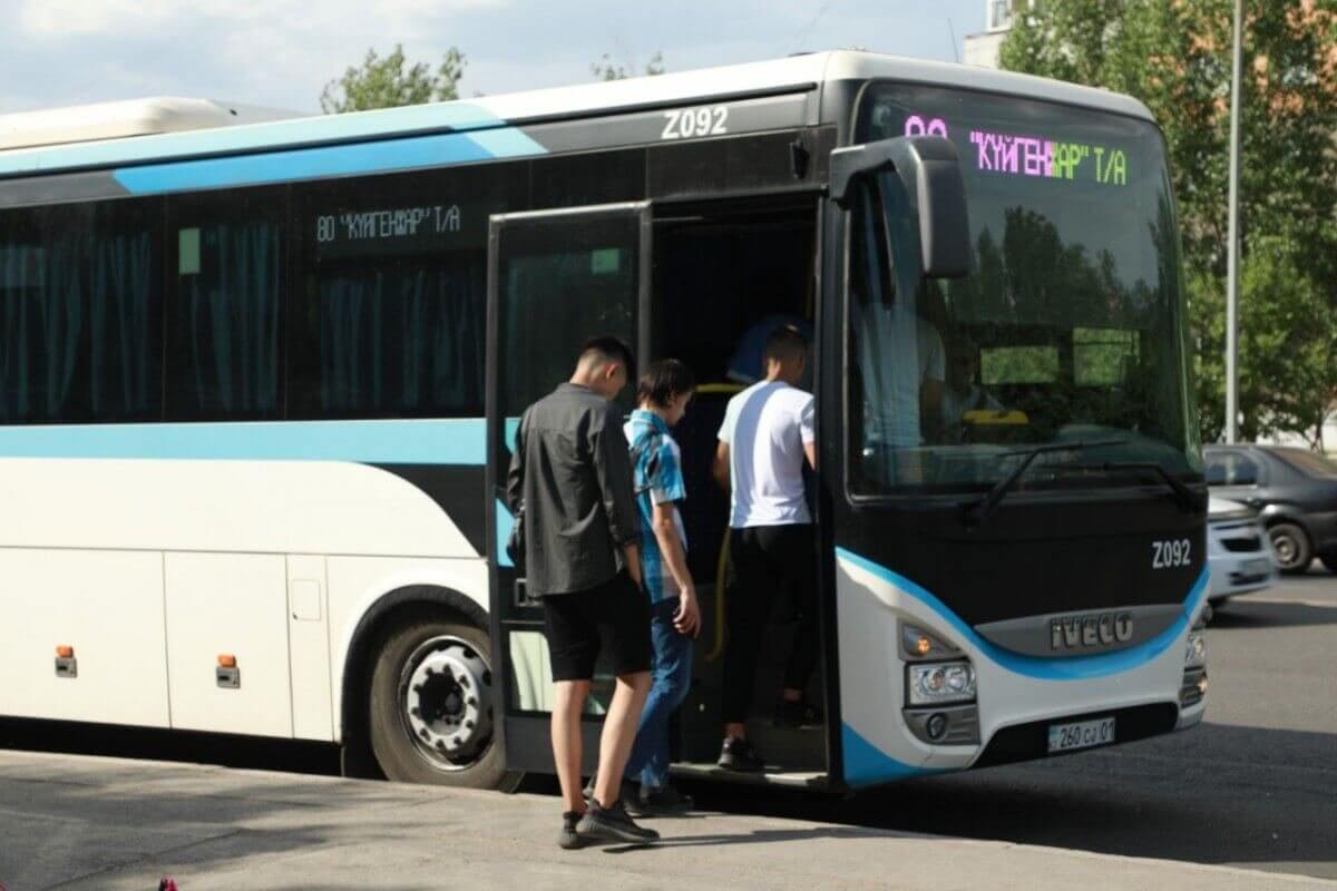 Астанчане ругаются с водителями автобусов из-за неработающих в жару кондиционеров