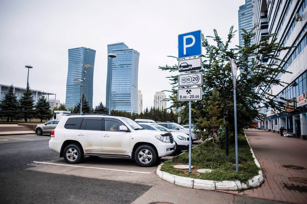 Платные парковки «повисли» в воздухе: контракт на паузе, но у всех разные сведения о его деталях