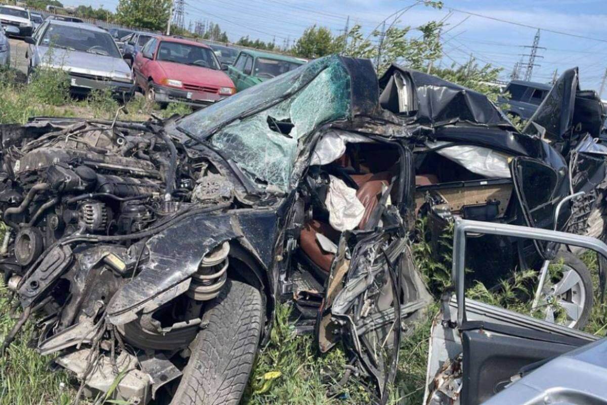 BMW всмятку: в Петропавловске водитель врезался в дерево, бетонную плиту и гараж