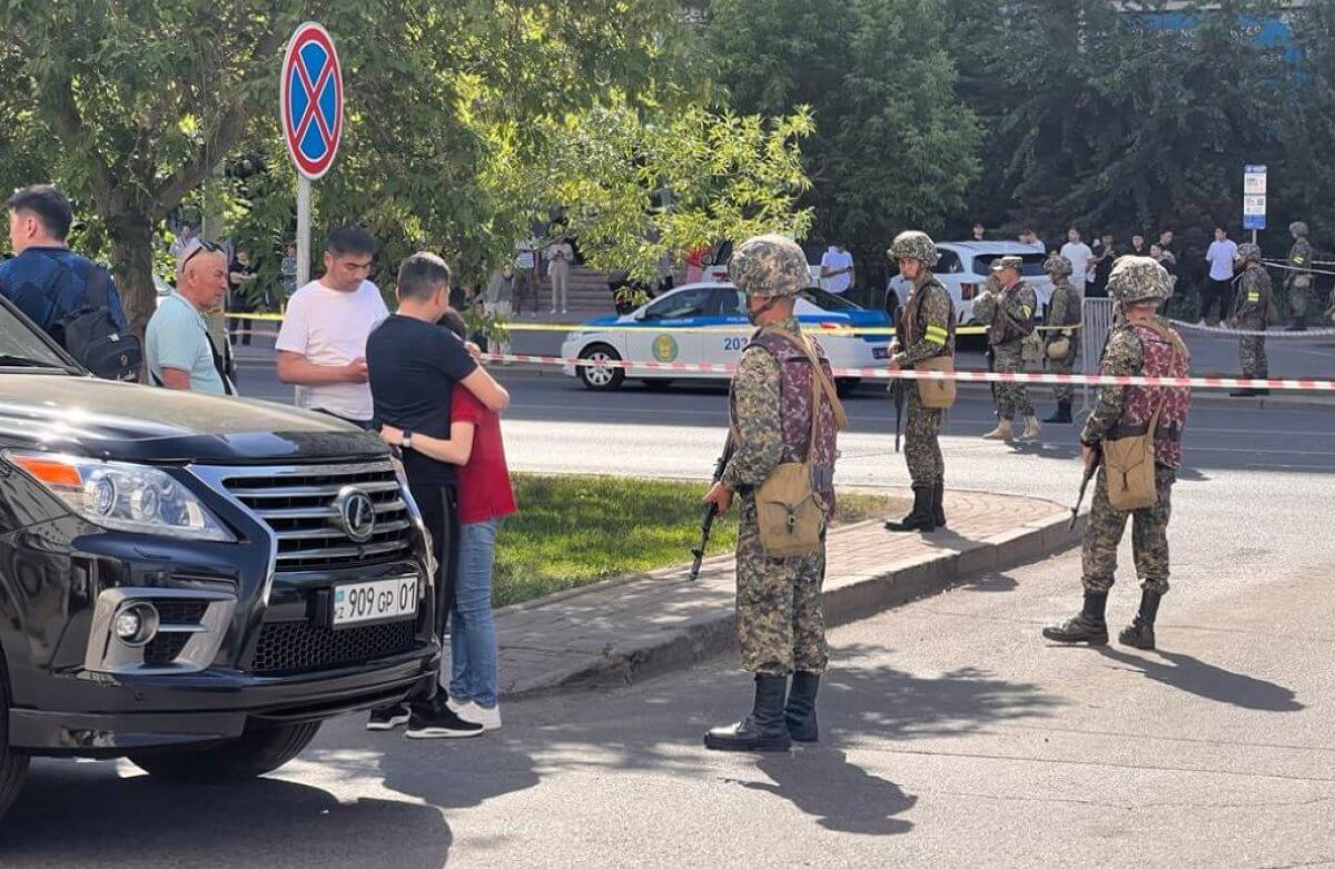 Четверо заложников освобождены после штурма здания Kaspi bank в Астане (ВИДЕО)