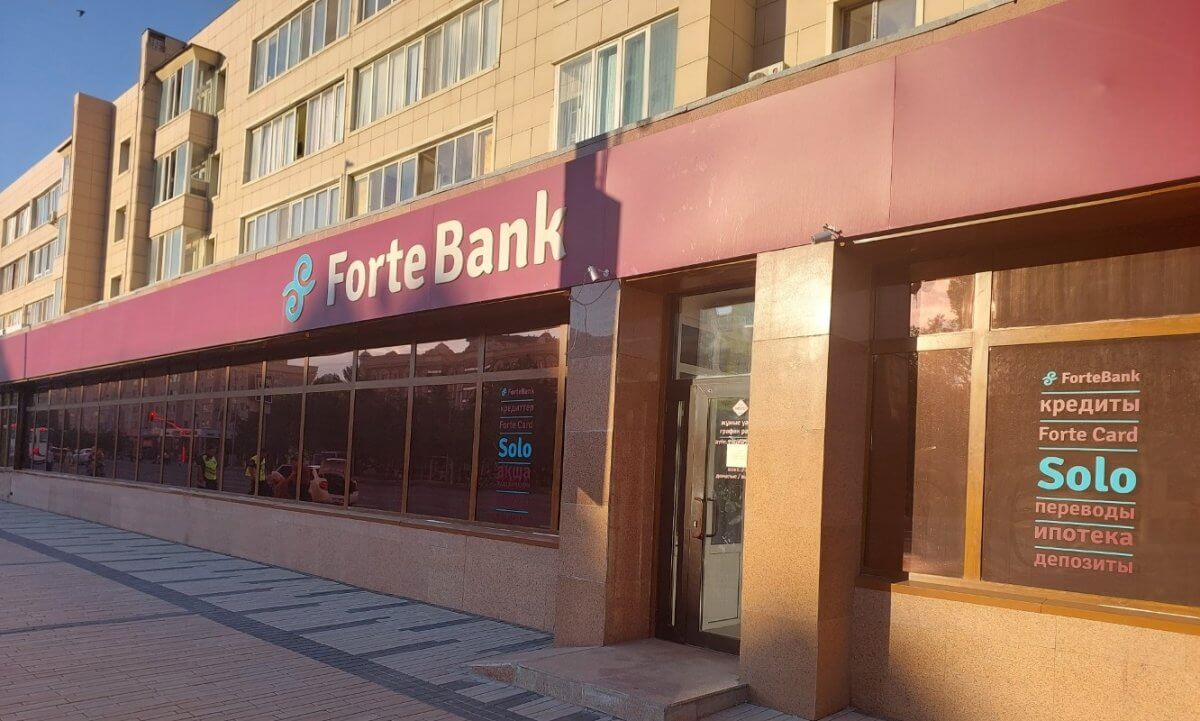 Мужчина с ножом пытался захватить заложников в ForteBank в Астане (ВИДЕО)