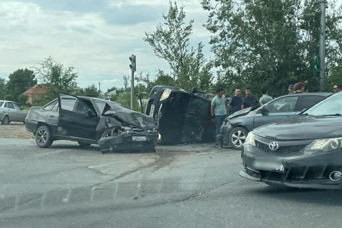 Четверо детей и беременная женщина пострадали в ДТП в Уральске