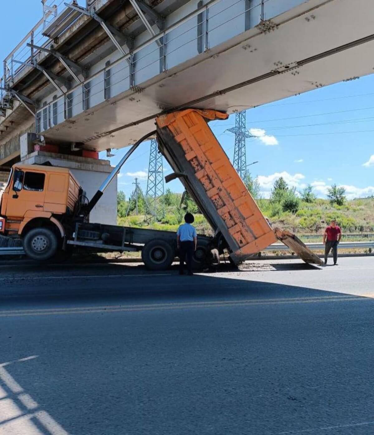 Самосвал с поднятым кузовом въехал в мост в Усть-Каменогорске