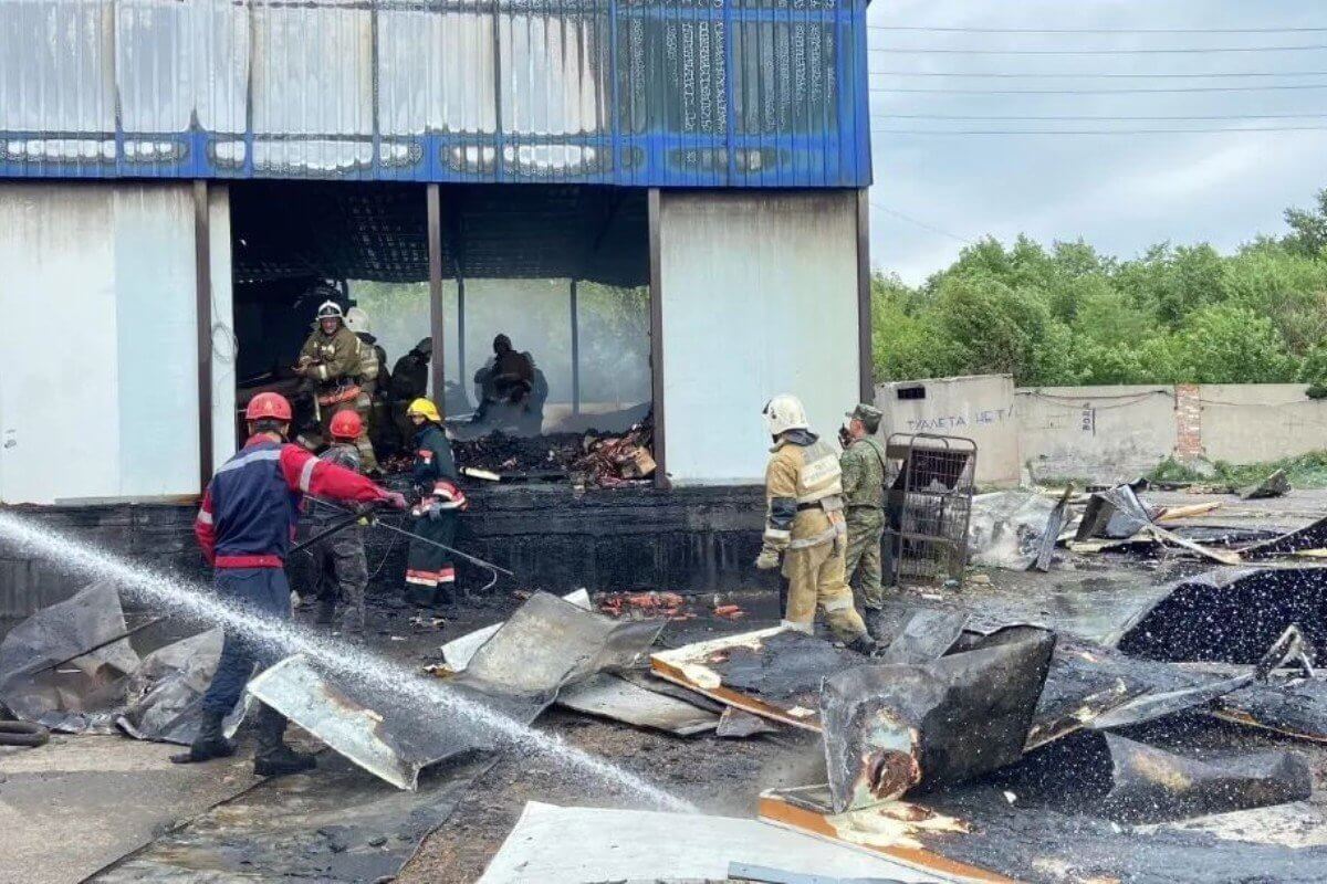 ДЧС ВКО о пожаре в Усть-Каменогорске: спеЦОН не пострадал, горело соседнее здание (ВИДЕО)