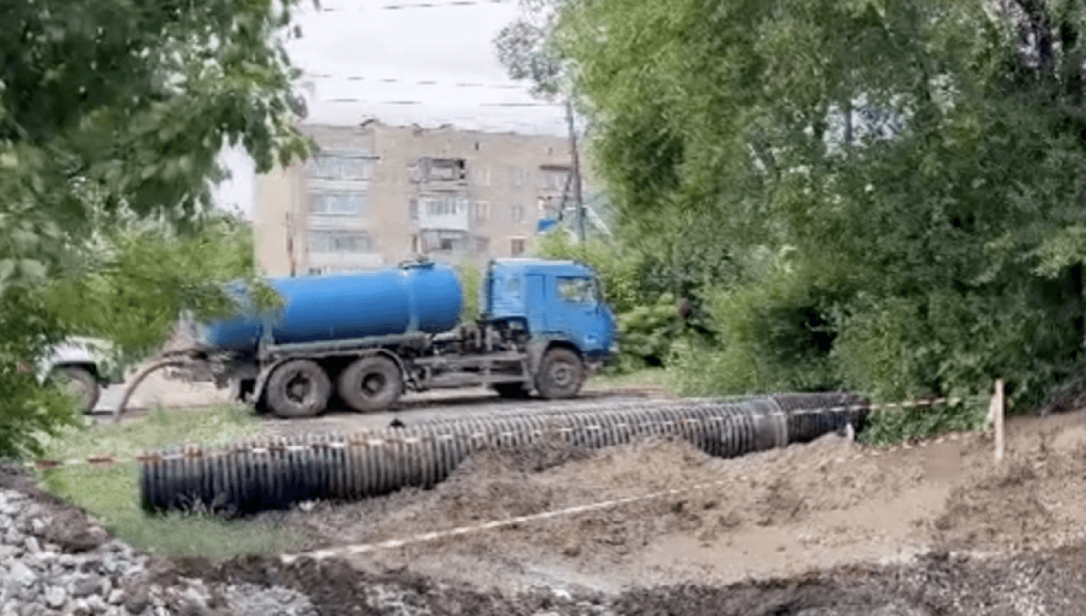 В курортном Щучинске из-за 100 процентного износа обвалилась канализация