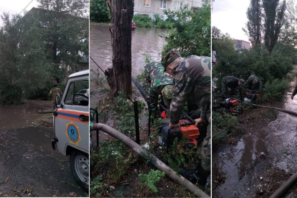 В Павлодаре после сильного ливня продолжают откачивать воду с улиц