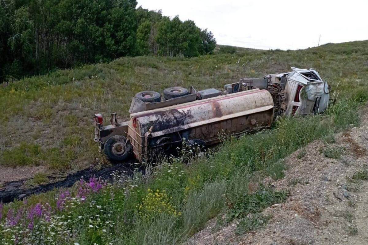 Более 20 тонн серной кислоты разлилось из перевернувшейся автоцистерны в ВКО