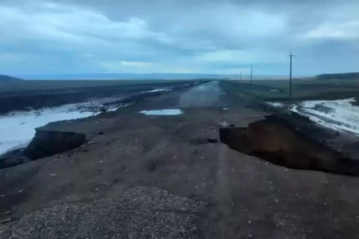 Из-за ливня обвалился участок дороги в области Жетысу