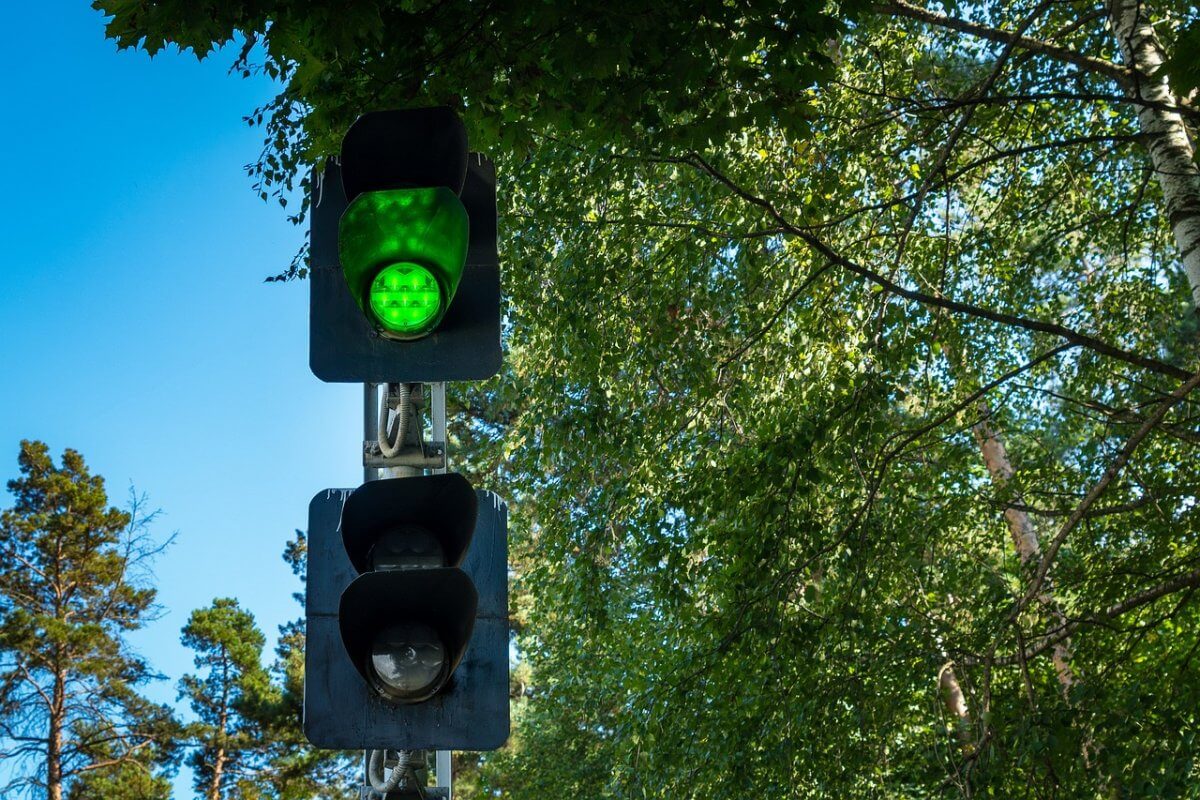 Дорогу на зеленый свет светофора