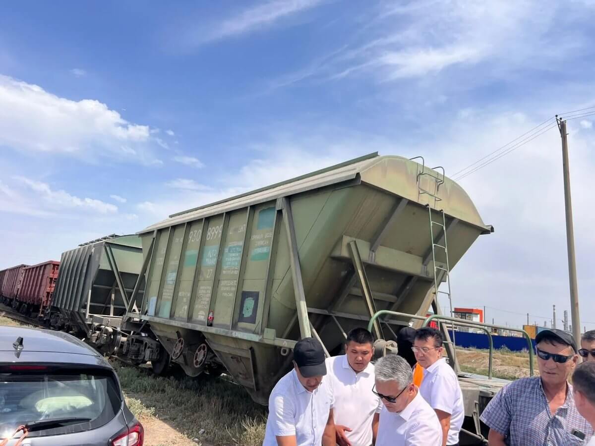 Поезд врезался в пассажирский автобус в Атырау