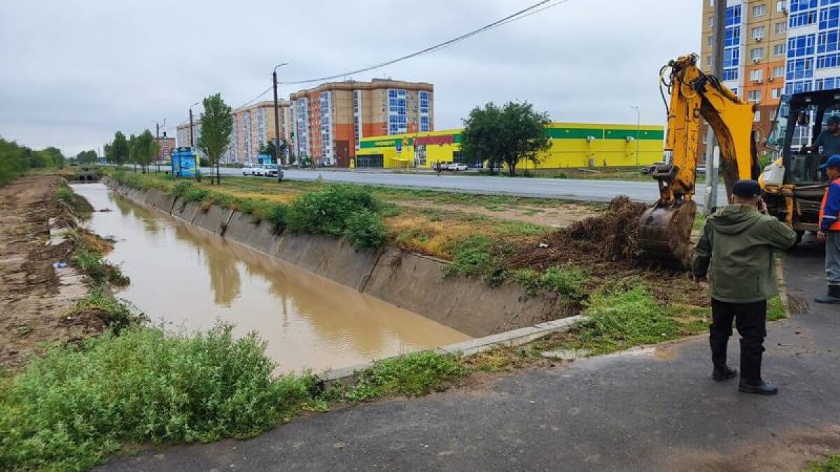 Ливни в Уральске: затопило дома, детскую больницу и школу-интернат (ВИДЕО)