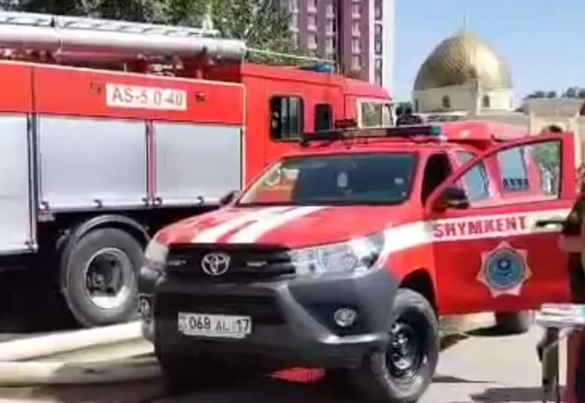 Большой склад с газовыми баллонами внутри загорелся в Шымкенте (ВИДЕО)