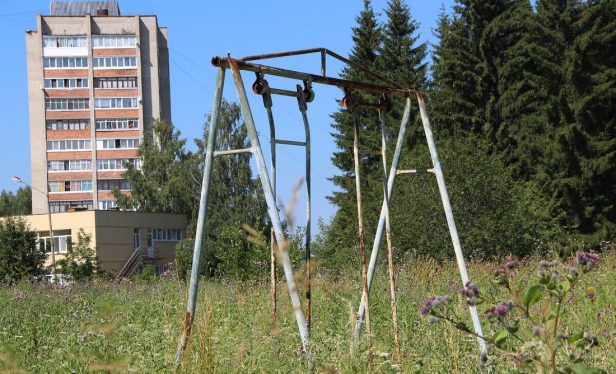 Старая качель. Советские детские площадки. Старые качели. Старая детская площадка. Советские качели.