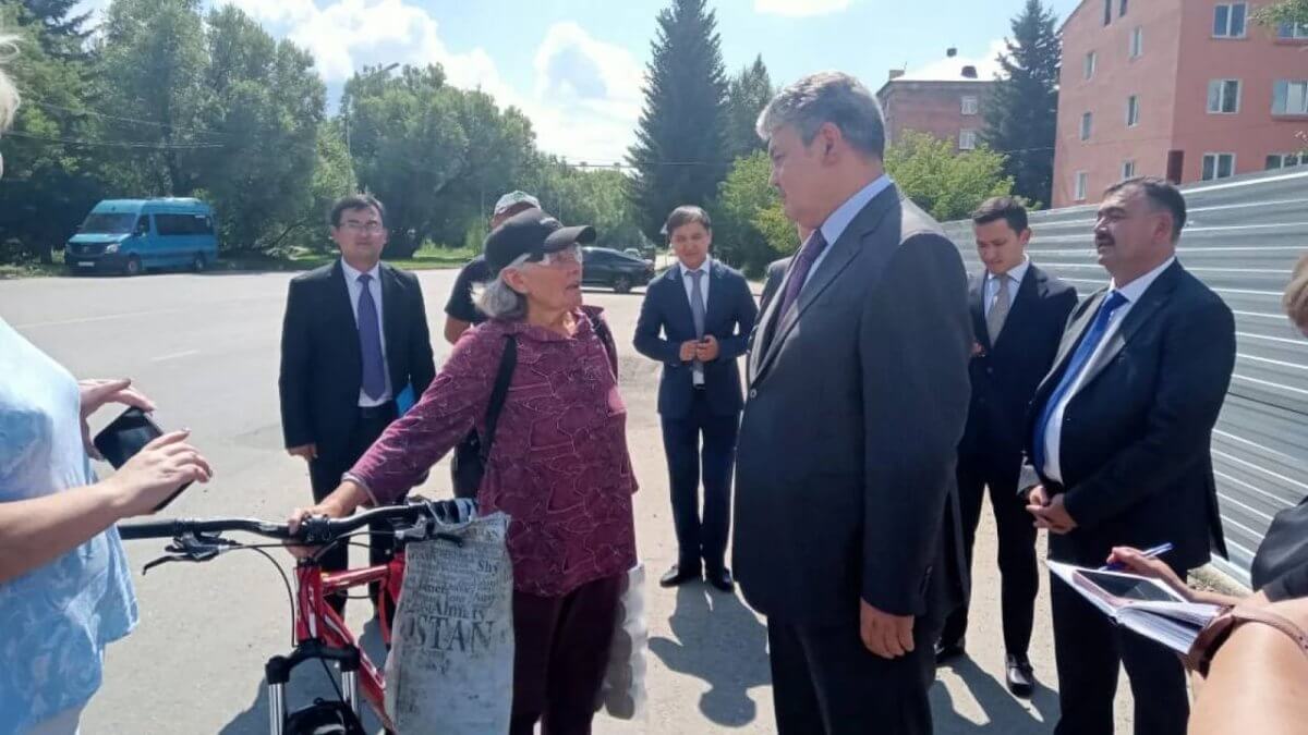 На велосипеде вдогонку за акимом ВКО пустилась пенсионерка из Риддера