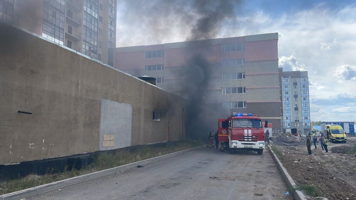 Автомобиль загорелся в паркинге жилого комплекса в Астане