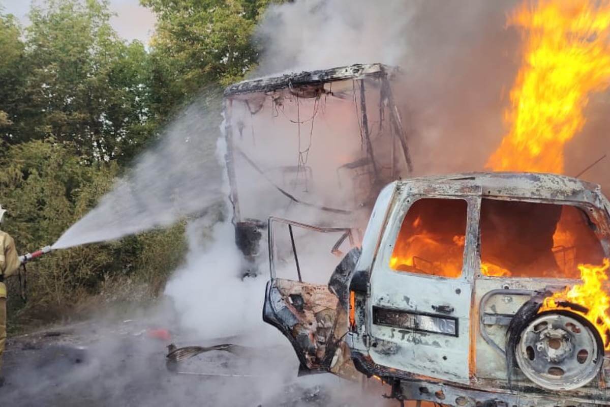 Внедорожник с водителем взорвался после удара в автобус с пассажирами в области Абай (ВИДЕО)