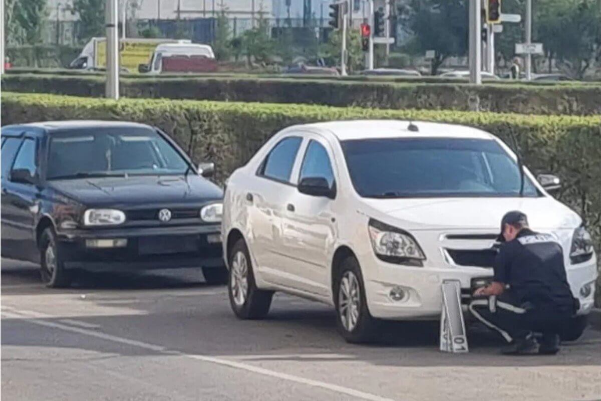 Госномера снимают с авто за парковку под запрещающим знаком возле мечети в Астане