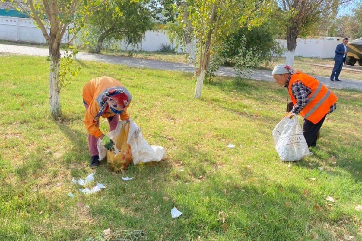 В Кызылорде вандалы в пять утра разгромили фонари на парковой аллее (ВИДЕО)