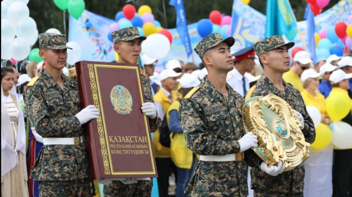 28 лет Конституции - казахстанцы отмечают важный праздник