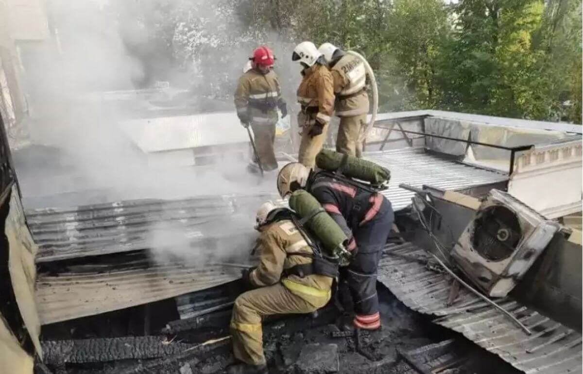 30 жильцов эвакуировали из горящего дома в Таразе