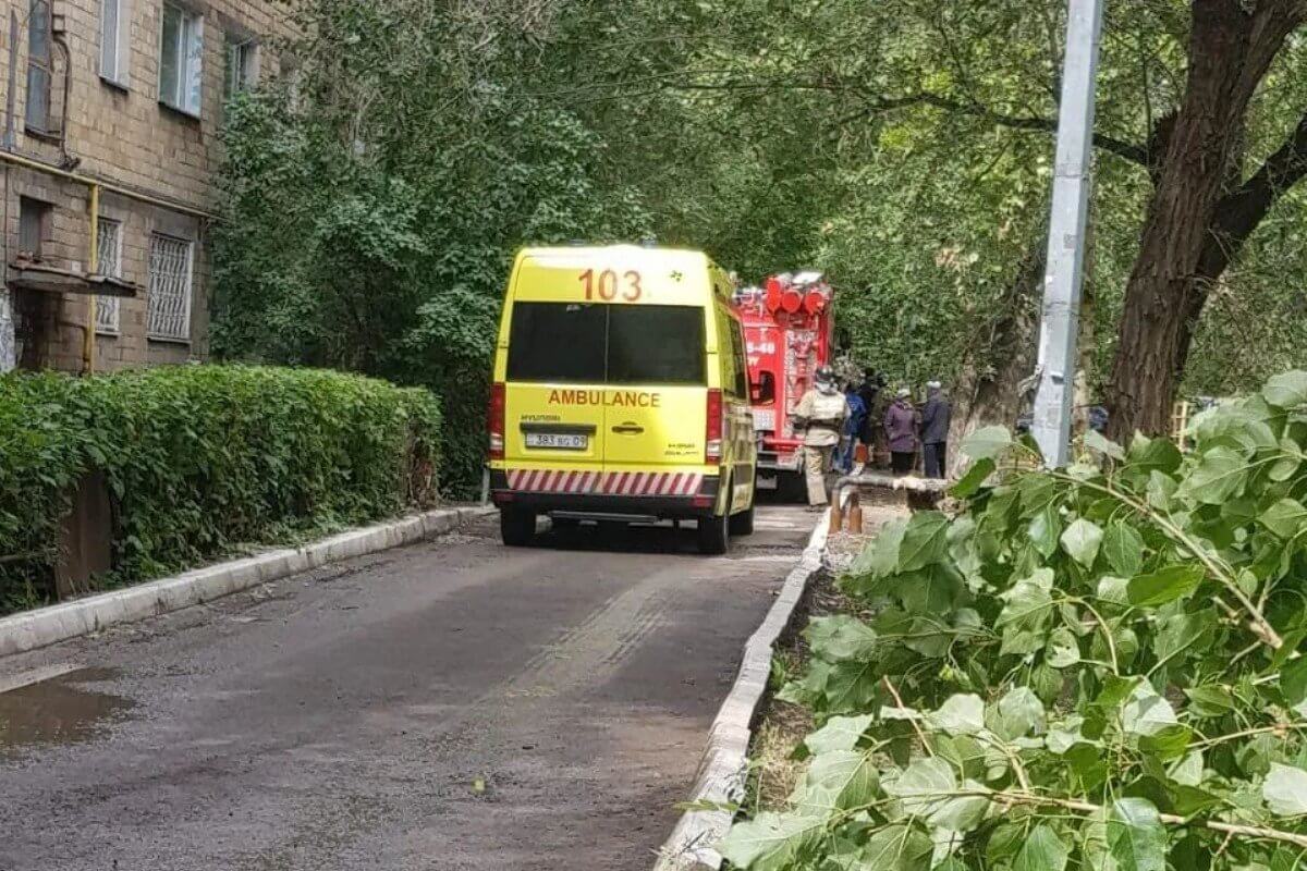 Надолго оставшаяся одна дома трехлетняя девочка едва не выпала из окна в  Караганде