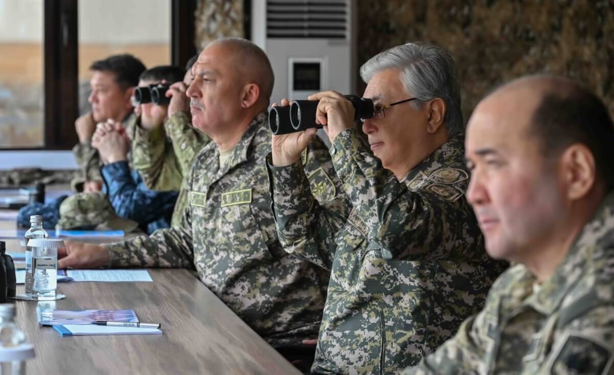 Токаев посетил военные учения в Алматинской области