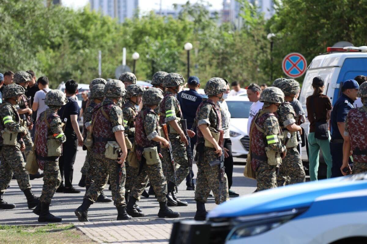 За какую сумму захватчик Kaspi банка отпустил заложницу