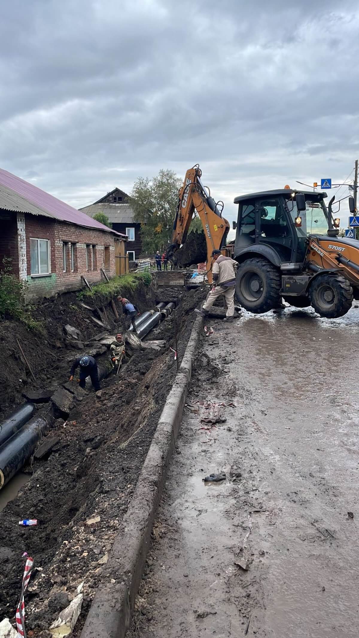 Жилой дом повредили во время замены теплотрассы в Риддере