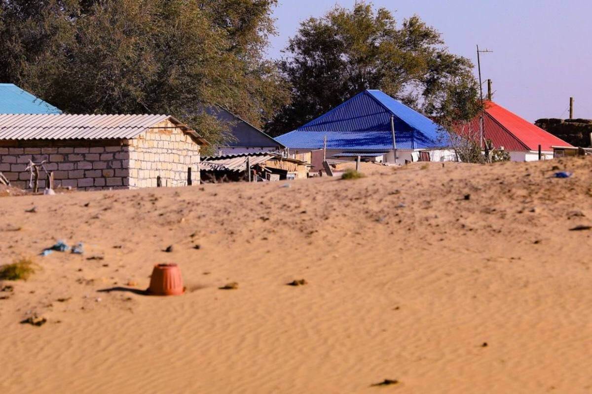 Песком заносит село в Актюбинской области