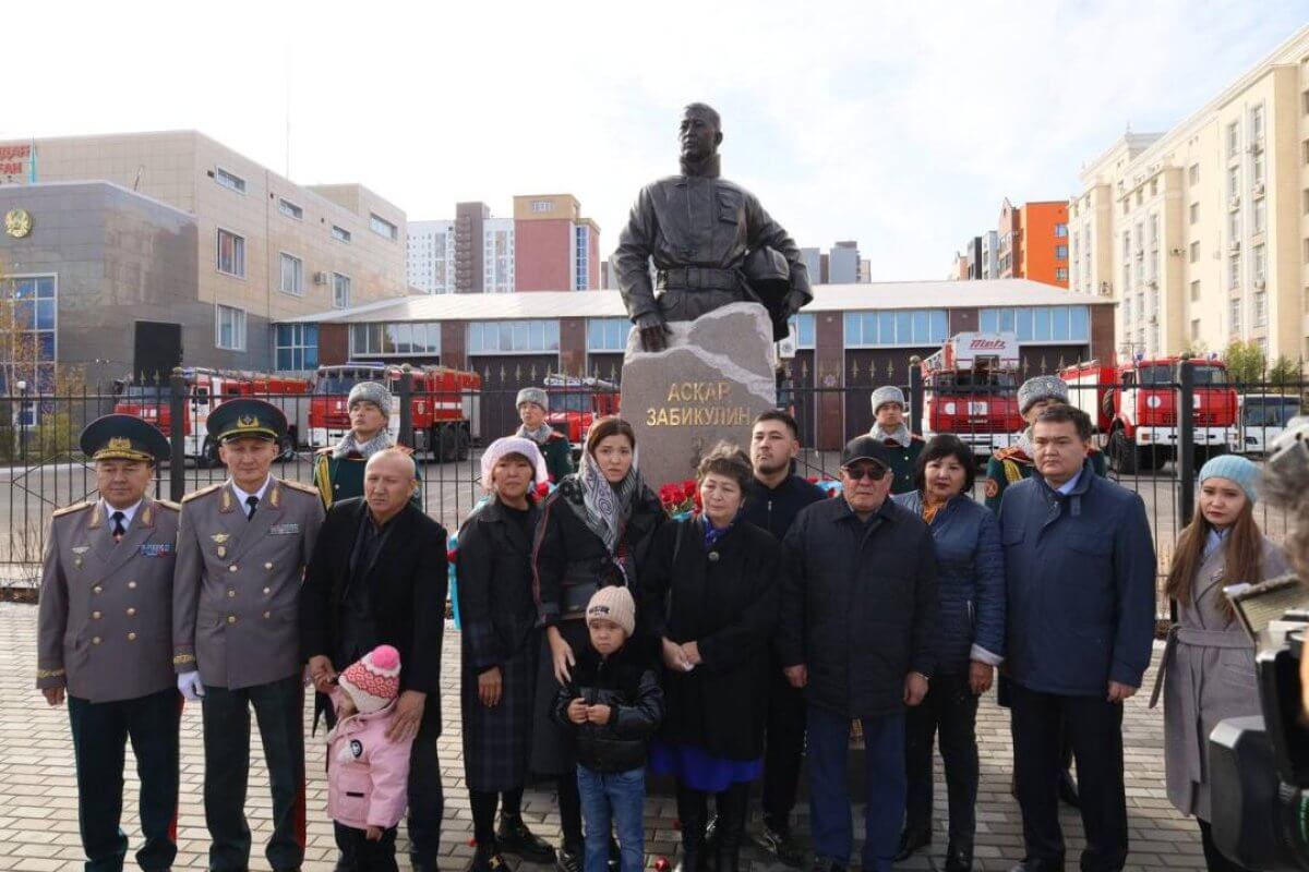 В Астане открыли памятник пожарному Аскару Забикулину