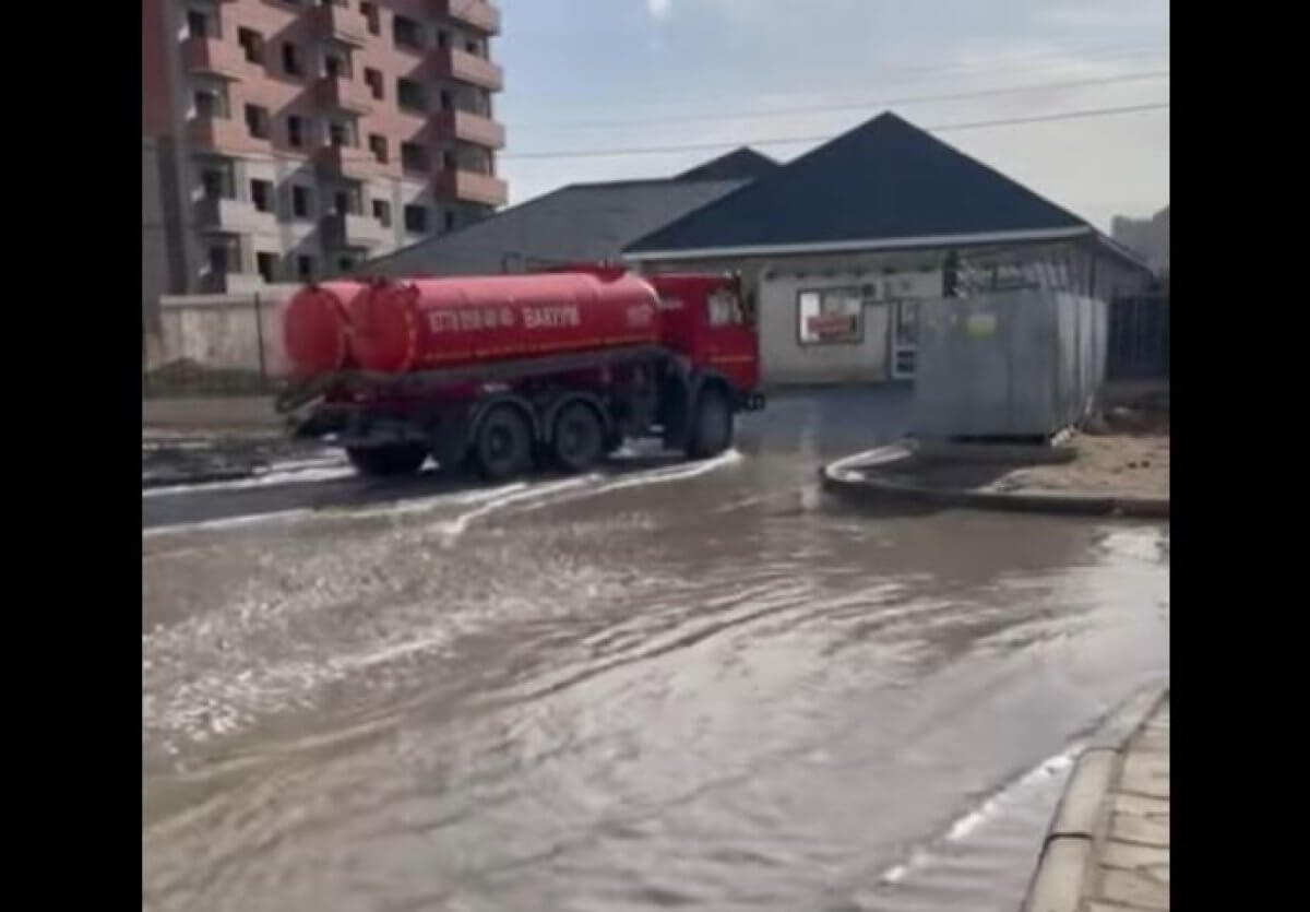 Канализационными водами затопило улицы Атырау: вонь стоит в квартирах  (ВИДЕО)