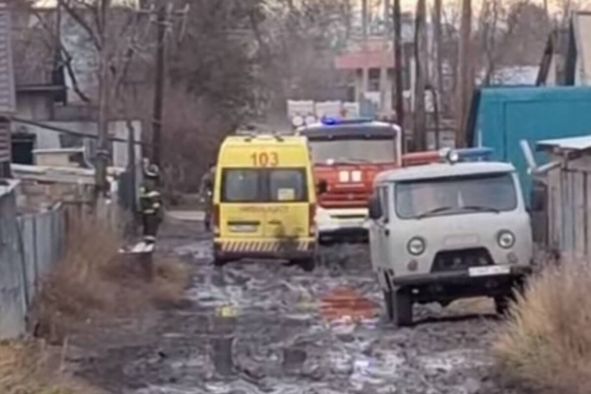 Скорая помощь по пути к сердечнику застряла в грязи на одной из улиц  Караганды (ВИДЕО)