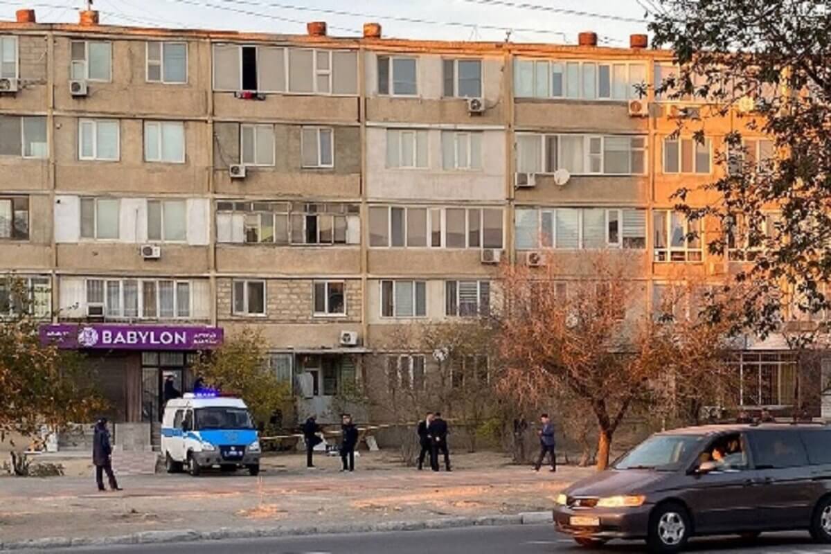 Труп мужчины обнаружили возле пятиэтажки в Актау (ВИДЕО)