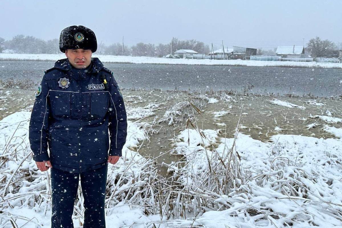 Бросился в ледяную воду за тонущей бабушкой участковый в Костанайской области