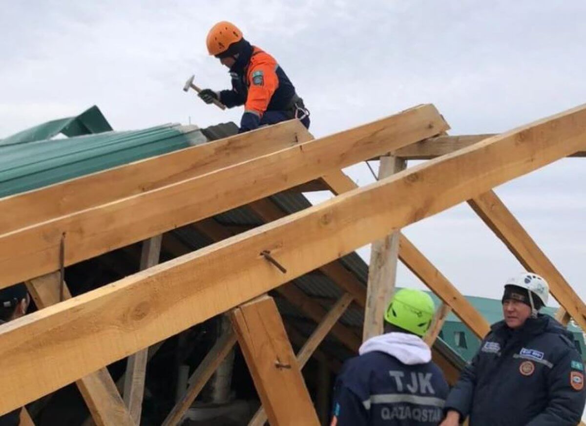 С угрозой для жизни людей ветер сорвал крыши в Атырау