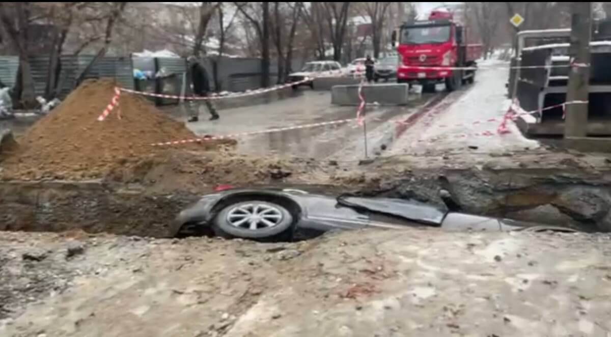 Автомобиль с семьей внутри провалился в траншею в Костанае (ВИДЕО)