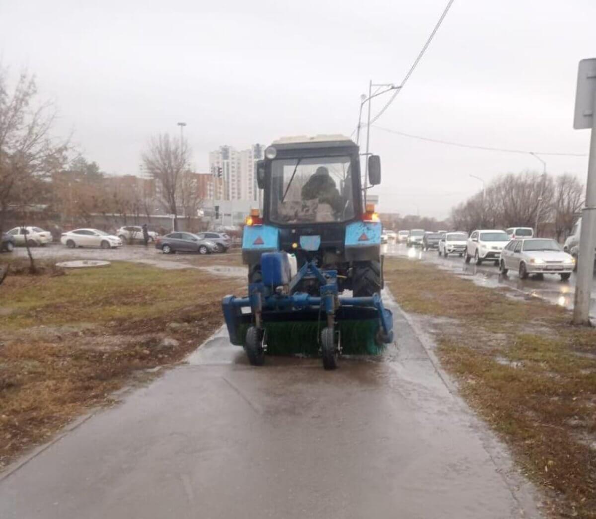 Дороги и тротуары посыпаются песко-соляной смесью в Астане