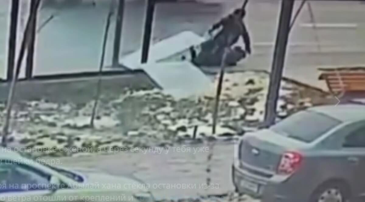 В Астане расследуют обрушение автобусной остановки на людей