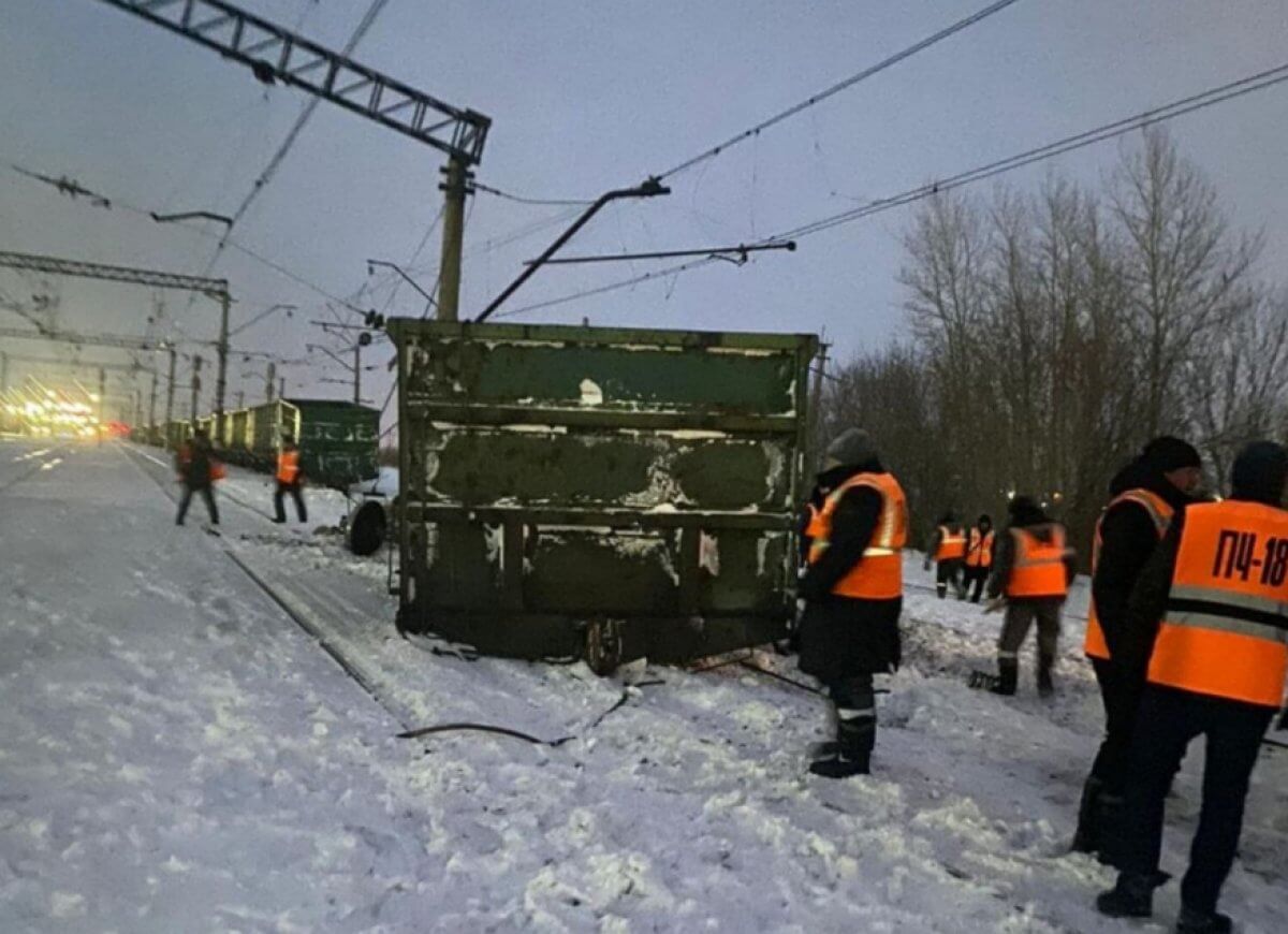 Тепловоз и поезд столкнулись в Петропавловске