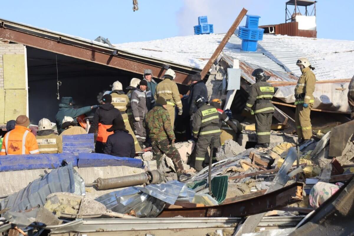 Три человека погибли под завалами после взрыва газа в Костанае