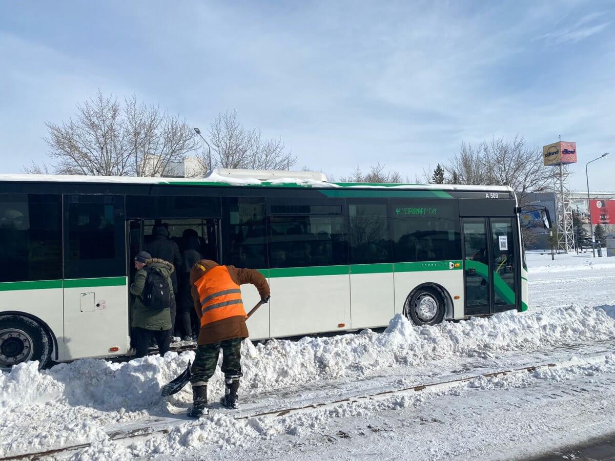 В Астане приостановили движение 12 пригородных автобусов