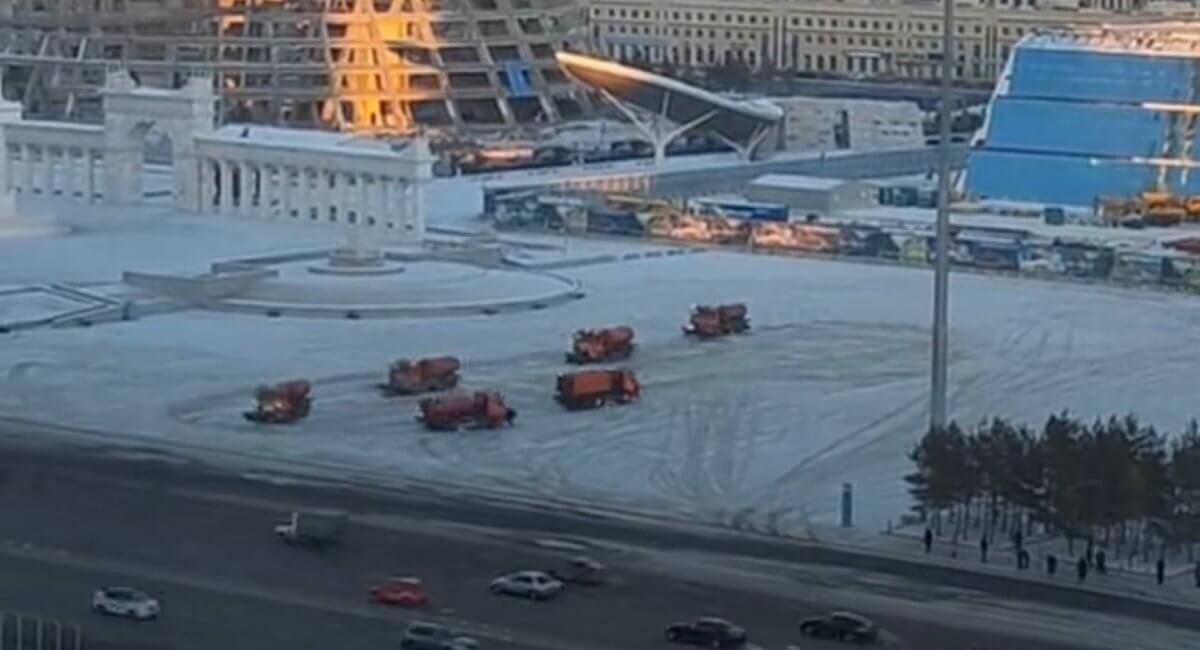 Танец снегоуборочных машин сняли на видео в Астане