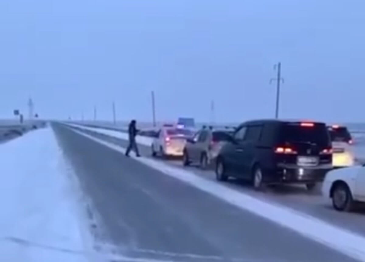 Колонны из сотни машин сопроводили полицейские в Атырауской области