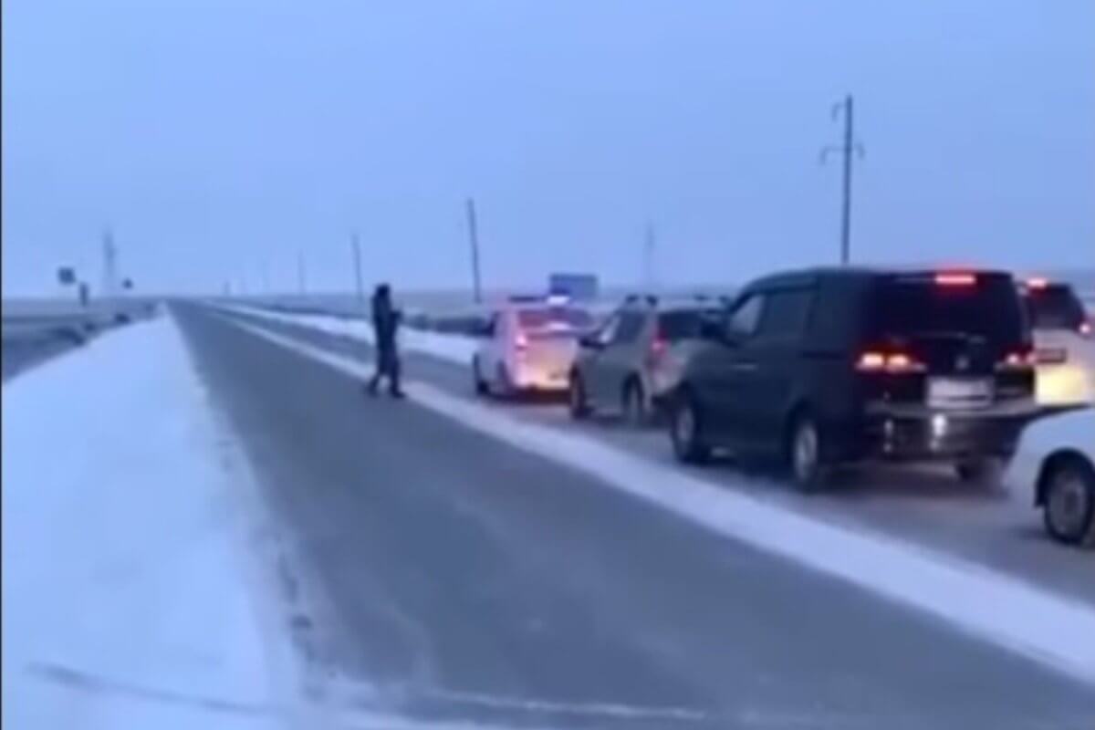 Полицейские сопроводили автоколонны в Атырауской области (ВИДЕО)