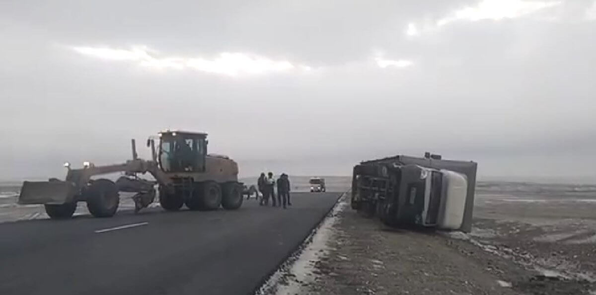 Грузовик опрокинулся из-за сильного ветра на трассе в области Абай (ВИДЕО)