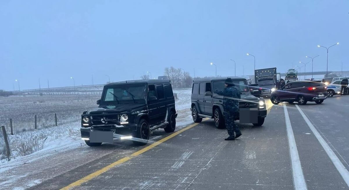 Двое водителей на Gelandewagen устроили погоню на закрытой трассе