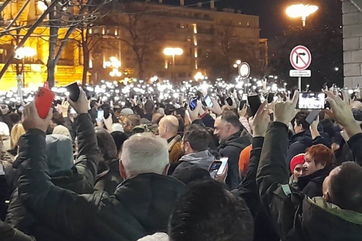 В Сербии протестующие штурмуют здание городской администрации в Белграде