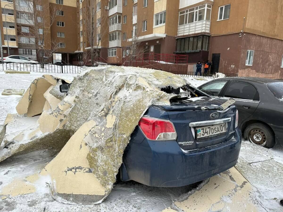 Облицовка ЖК обвалилась в Астане: пострадало 3 автомобиля (ВИДЕО)